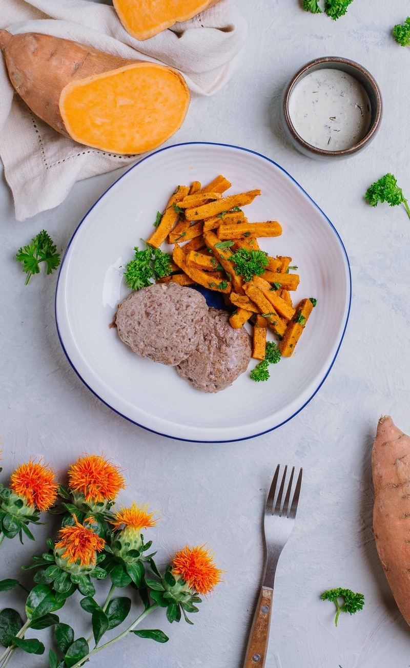 Burgery wołowe z sosem serowym, pieczone frytki z batatów
