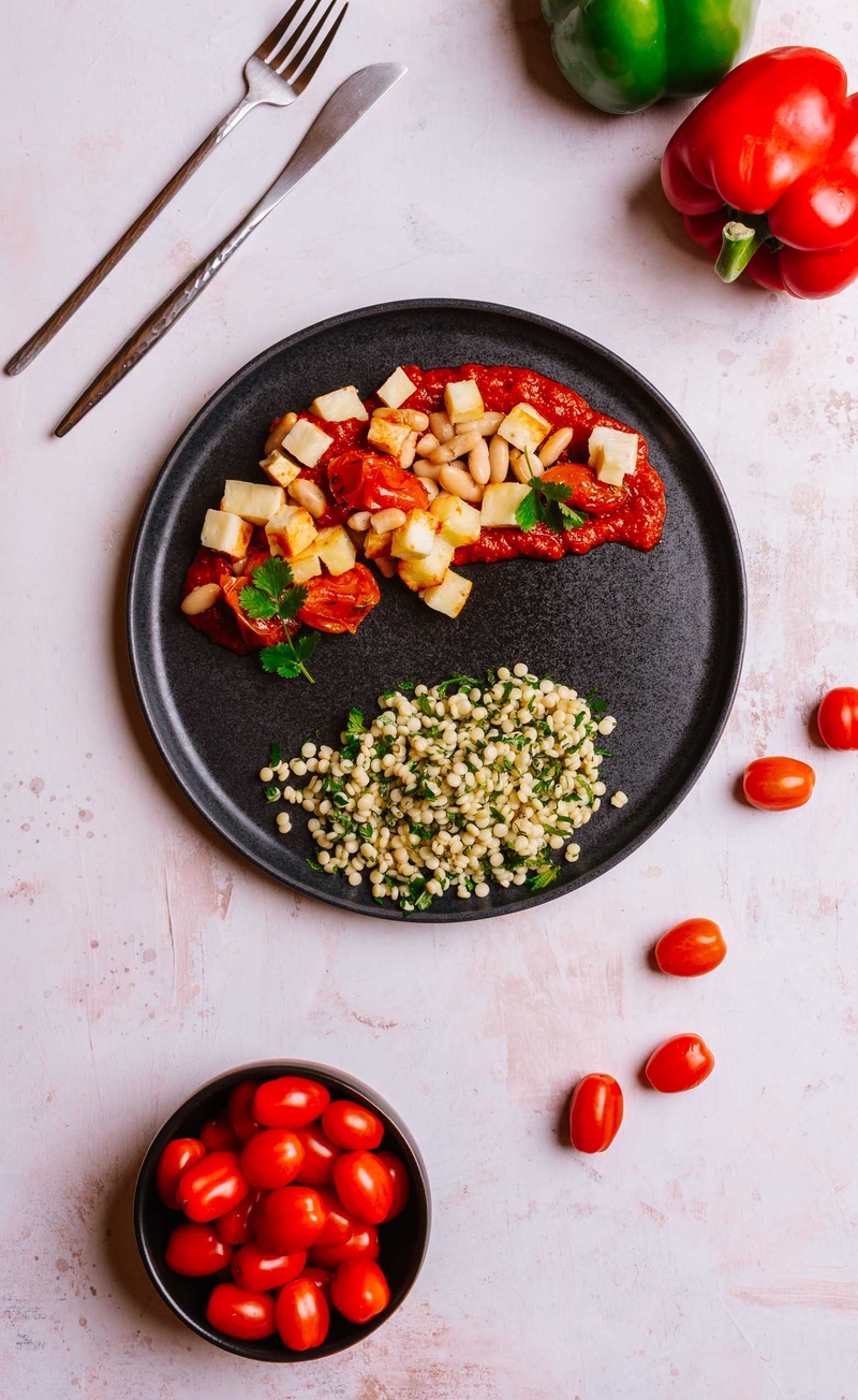 Paneer w sosie pomidorowo-paprykowym z białą fasolą, kuskus perłowy z ziołami