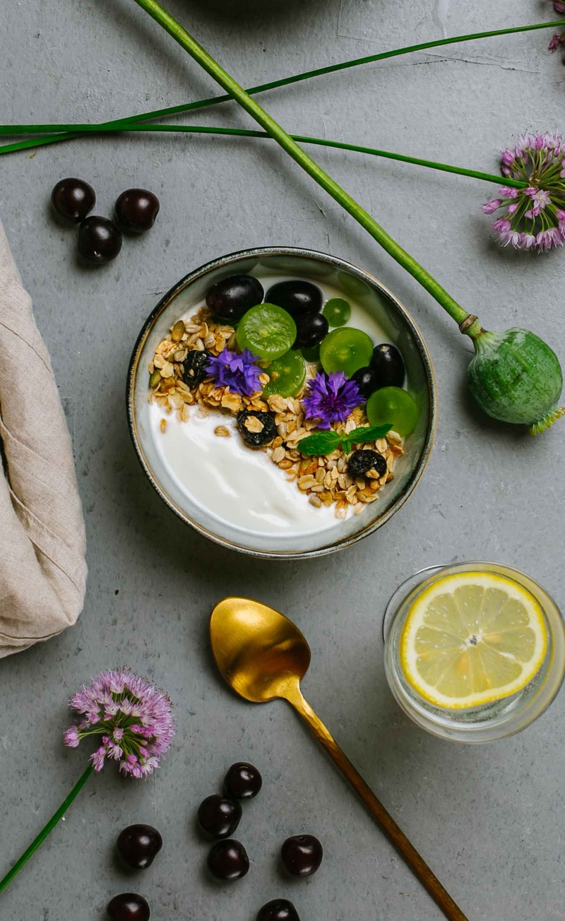 Wiśniowa granola z ziarnami, jogurt naturalny, winogrona