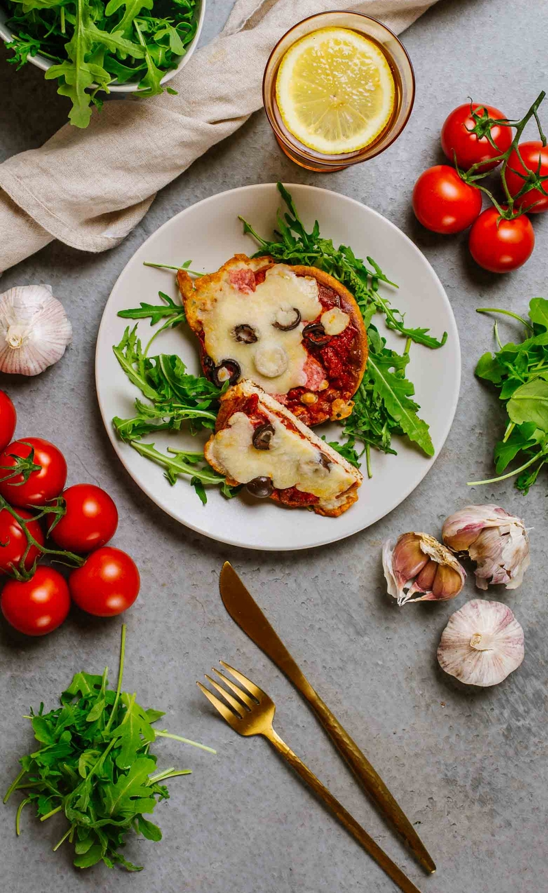 Keto pizza na spodzie twarogowym z salami, oliwkami i rukolą