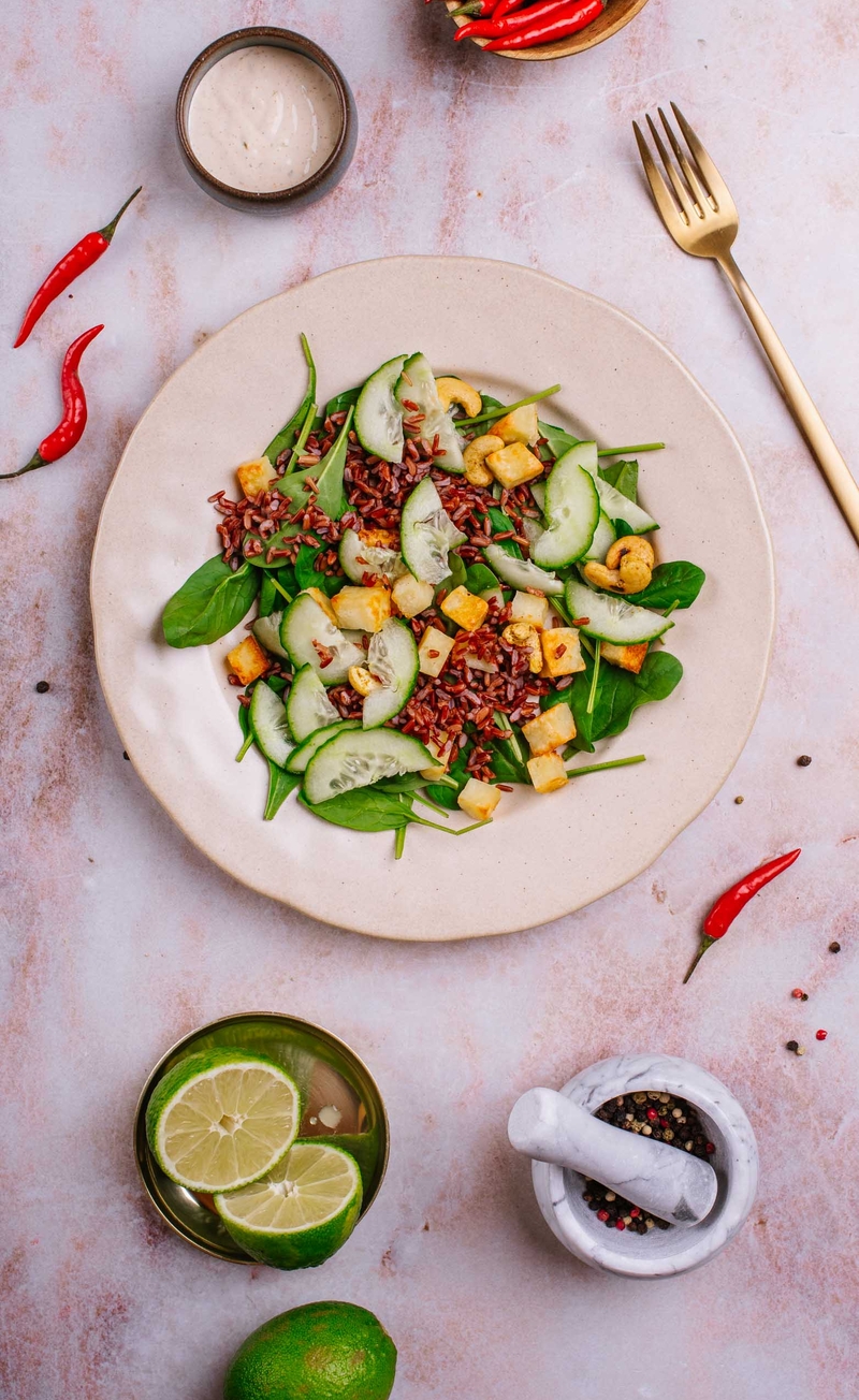 Indyjski bowl z halloumi, czerwonym ryżem i nerkowcami w przyprawie curry, lime-chili mayo