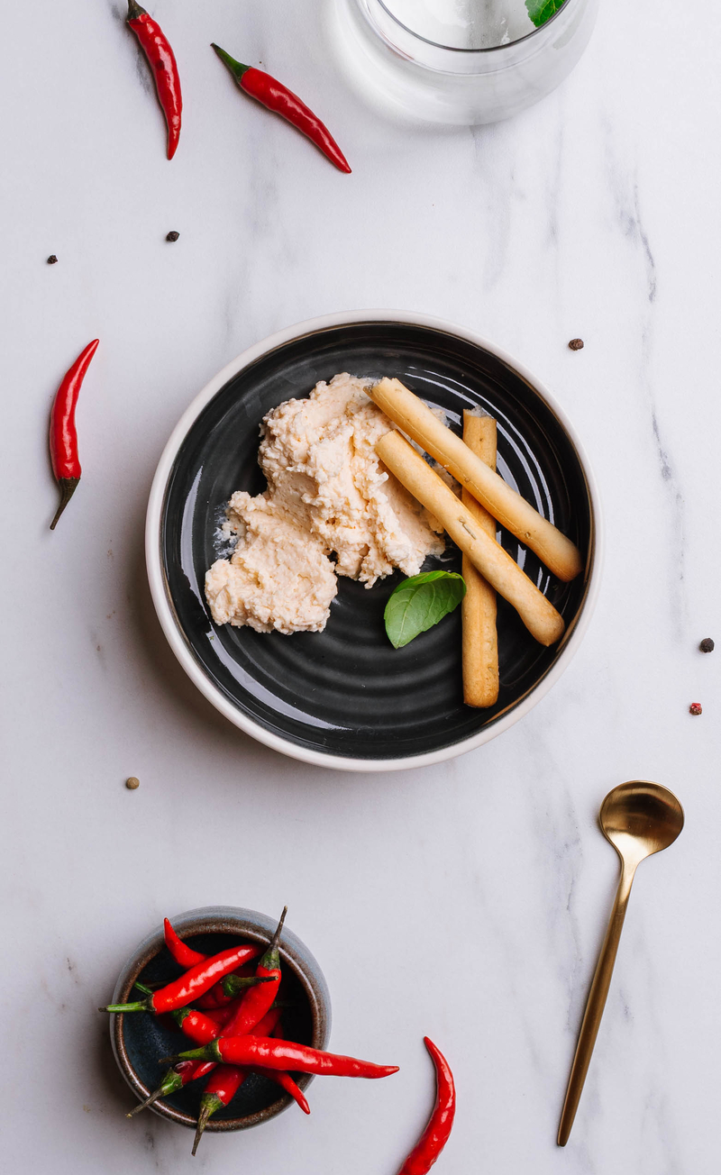Dip z ricotty, Pecorino i chili, rozmarynowe grissini