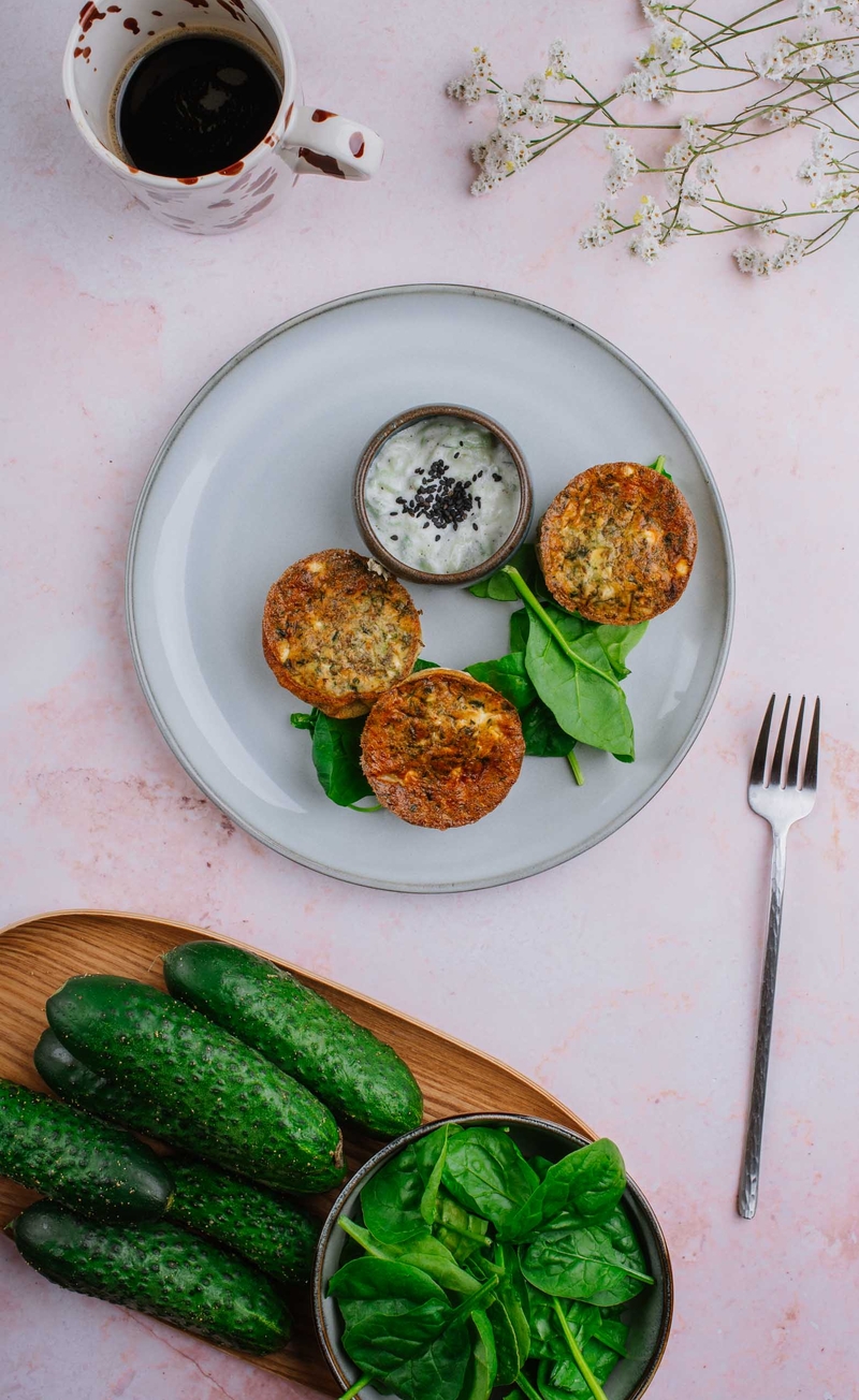 Śniadaniowe muffinki jajeczne a'la spanakopita, liście świeżego szpinaku, tzatziki z oliwą z oliwek