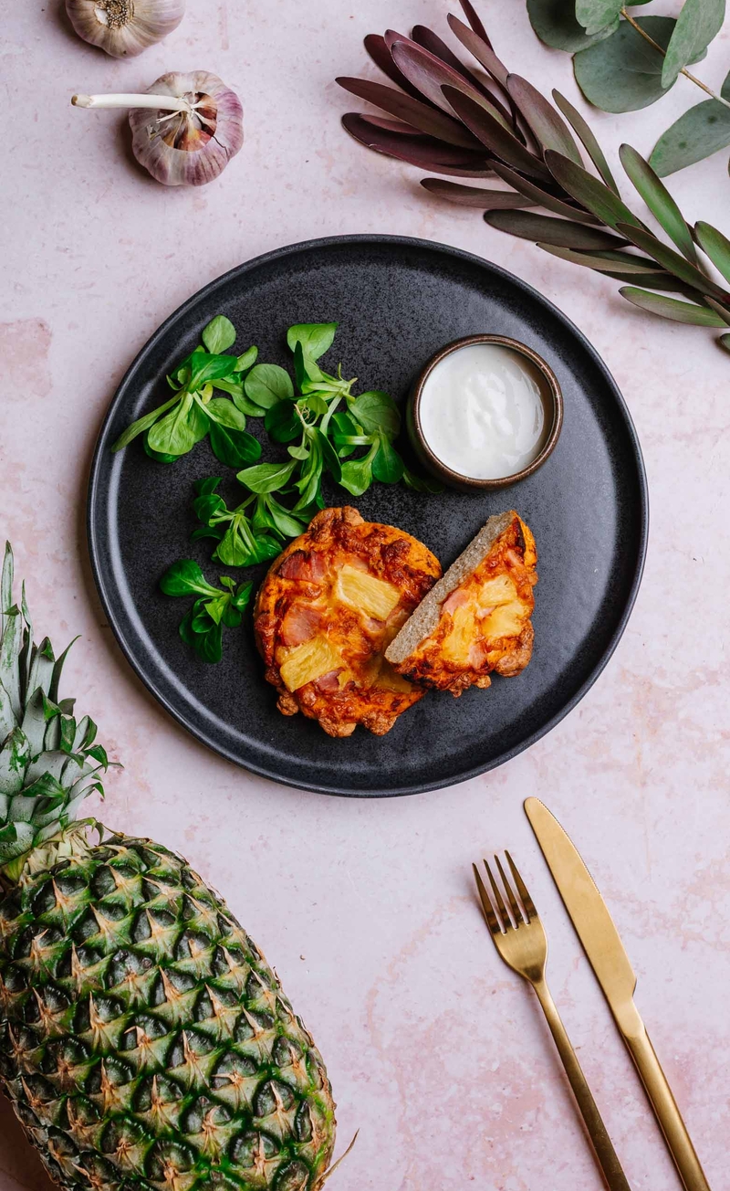 Pełnoziarnista pizza hawajska z szynką i ananasem, sos czosnkowy