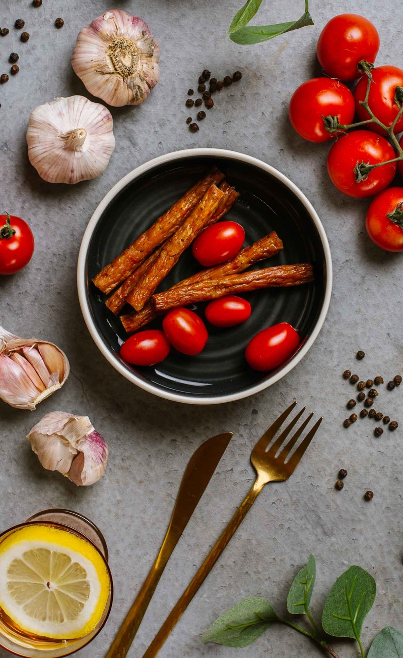 Keto kabanosy wieprzowe z pomidorkami daktylowymi