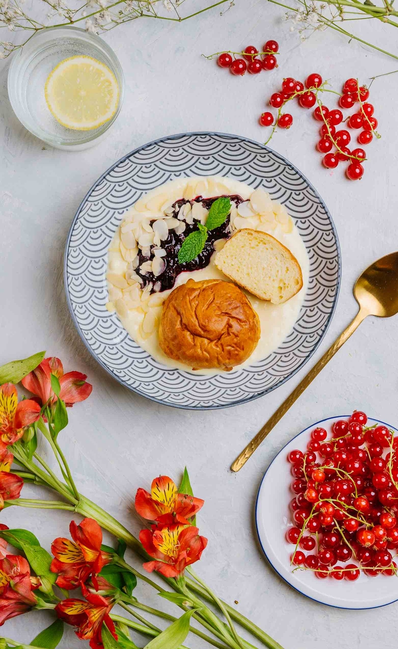 Drożdżowy brioche z budyniem waniliowym i konfiturą porzeczkową, płatki migdała