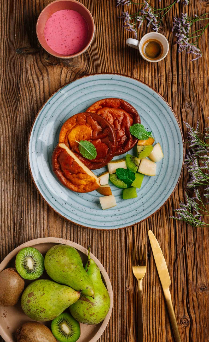 Twarogowy mini omlet, malinowy skyr, gruszka, kiwi