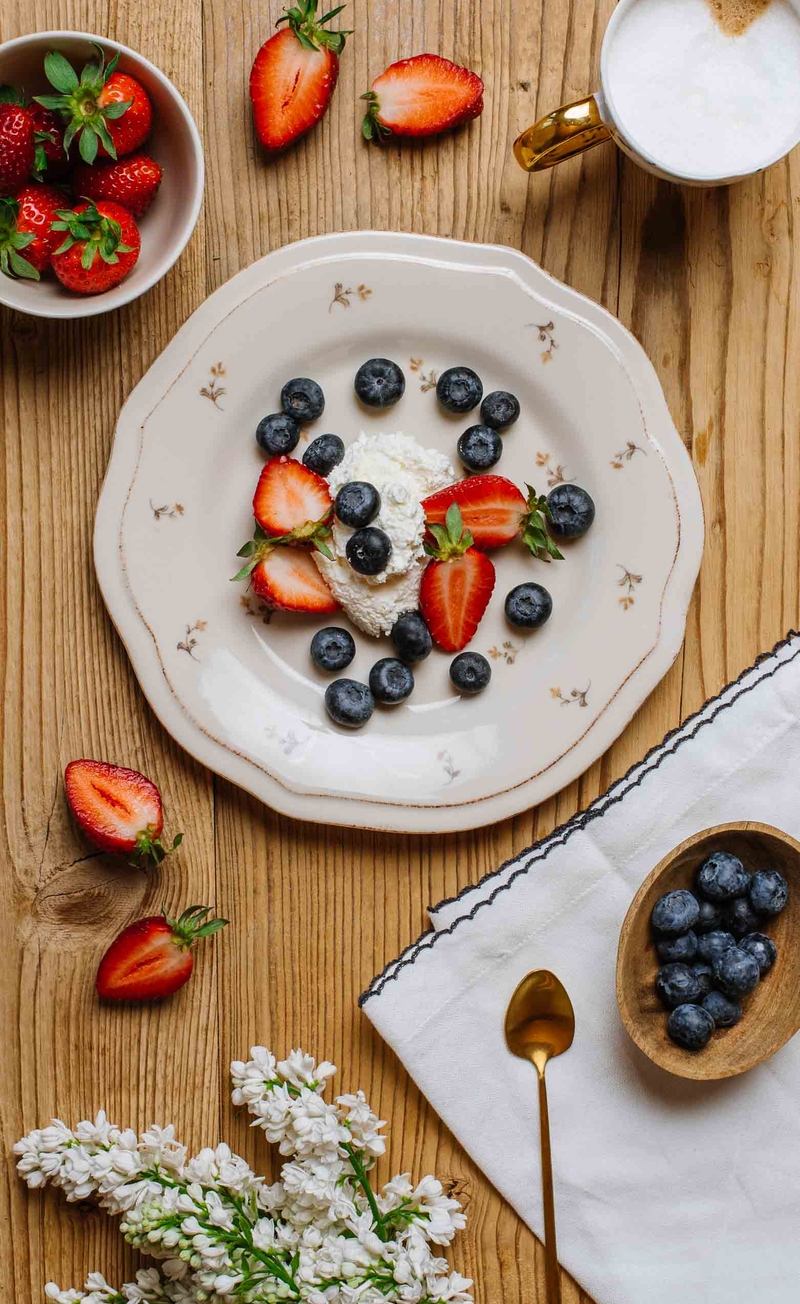 Keto bita śmietana z mascarpone, truskawki i borówki