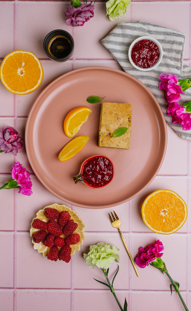 Śniadaniowy keto torcik podwójnie pistacjowy, konfitura malinowa z chia, pomarańcza