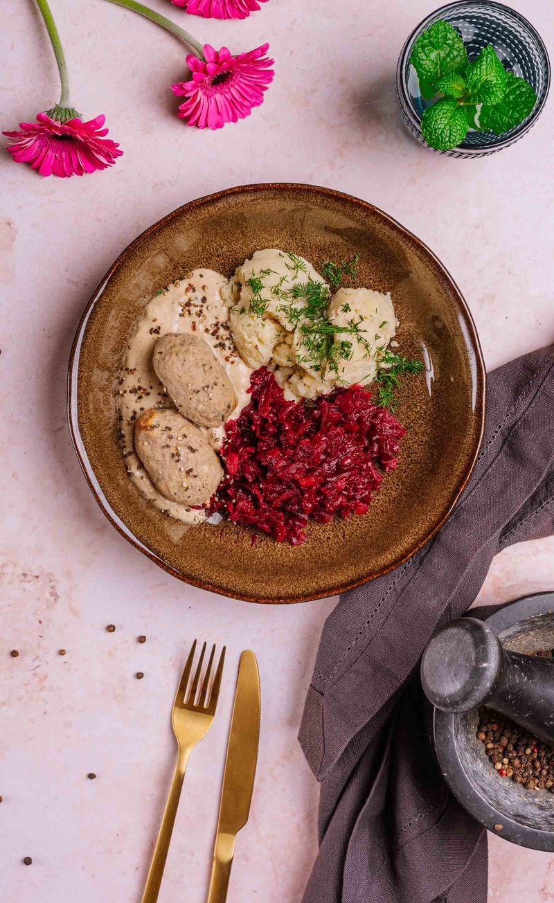 Roladki wieprzowo-wołowe z farszem pieczarkowym w sosie pieprzowym, puree ziemniaczane z masłem, zasmażane buraczki