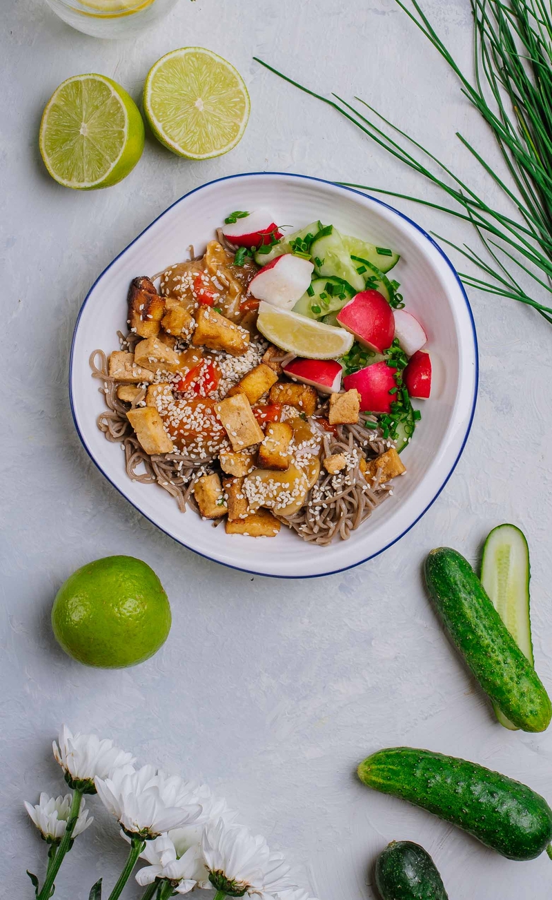 Karmelizowane tofu z pieczarkami i papryką w sosie sojowym, makaron soba, sałatka z ogórkiem, rzodkiewką, limonką i szczypiorkiem