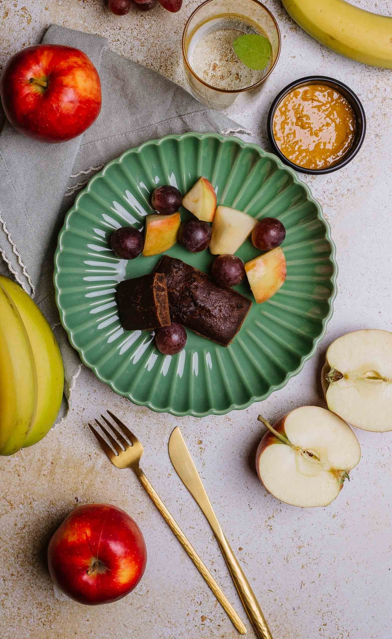 Wegański chlebek bananowy z czekoladą, masło orzechowe crunchy, jabłko, winogrona