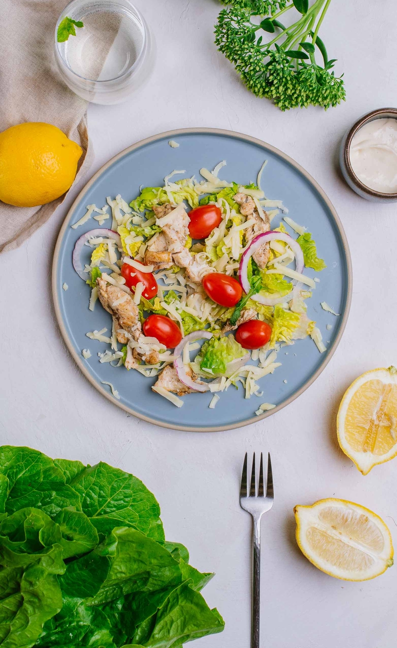 Keto sałatka śniadaniowa z cheddarem, kurczakiem i sałatą rzymską, sos aioli