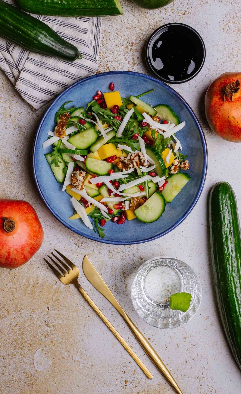 Sałatka z kozim serem, karmelizowanymi orzechami pekan, mango i ziarnami granatu, krem balsamiczny