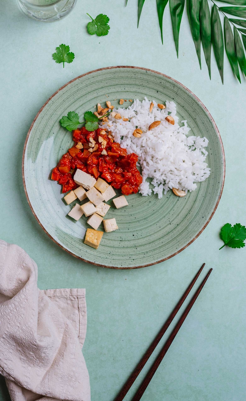 Tofu w sosie słodko-kwaśnym, ryż jaśminowy z nerkowcami
