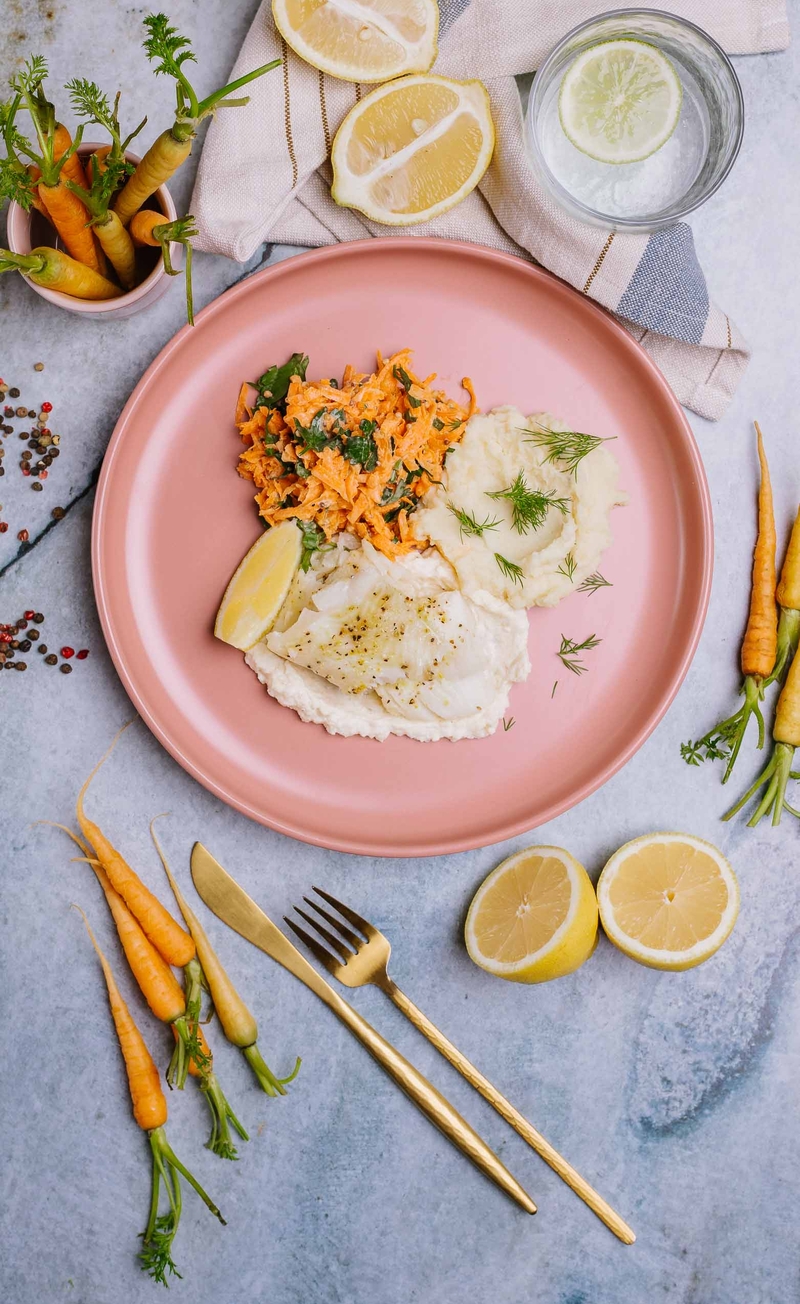 Karmazyn w sosie mornay z serem Gruyere, puree ziemniaczano-pasternakowe, surówka z marchewki z musztardą francuską