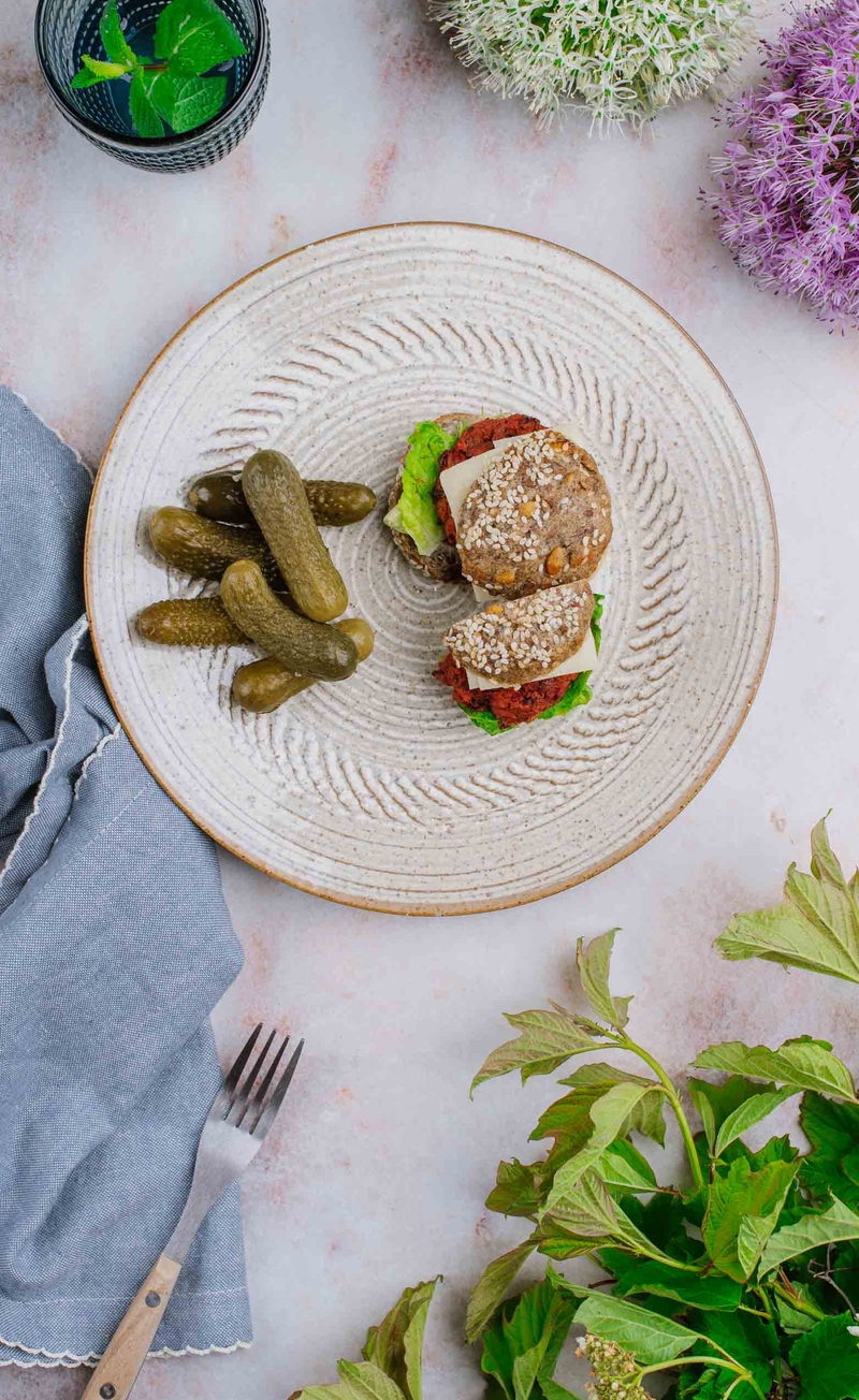 Buraczany wege burger z serem i sałatą rzymską w bułce proteinowej, pikle