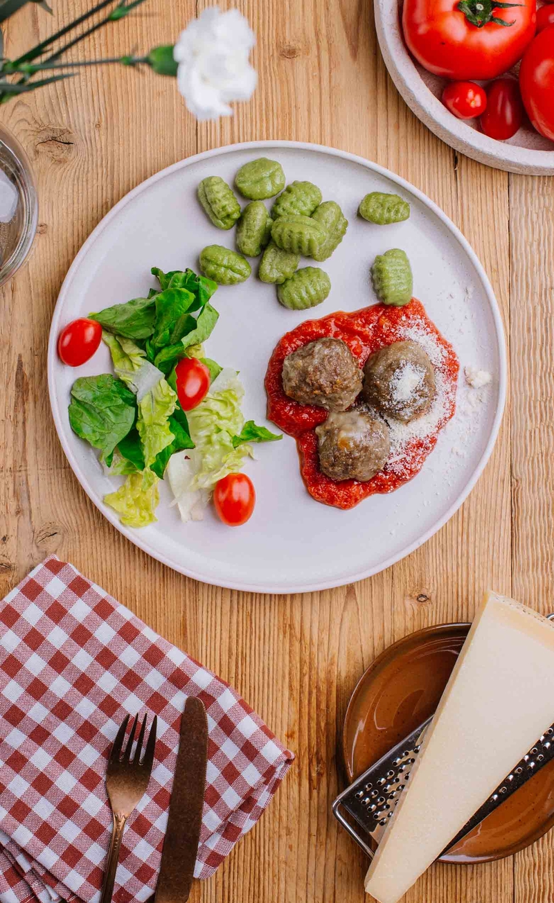 Polpette della Nonna: pulpeciki z Pecorino Romano i mozzarellą, sos pomidorowy, gnocchi szpinakowe
