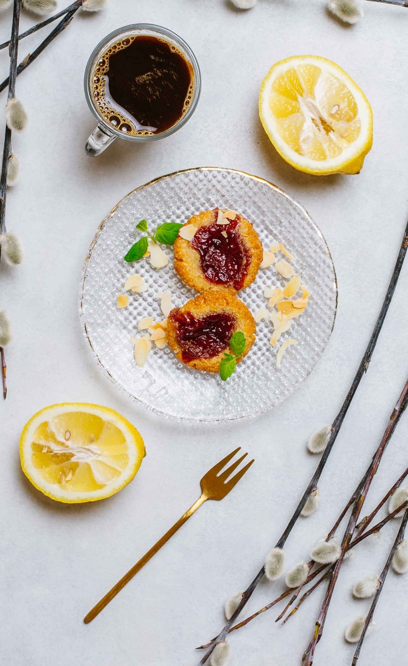 Wegańskie amaretti z wiśniami