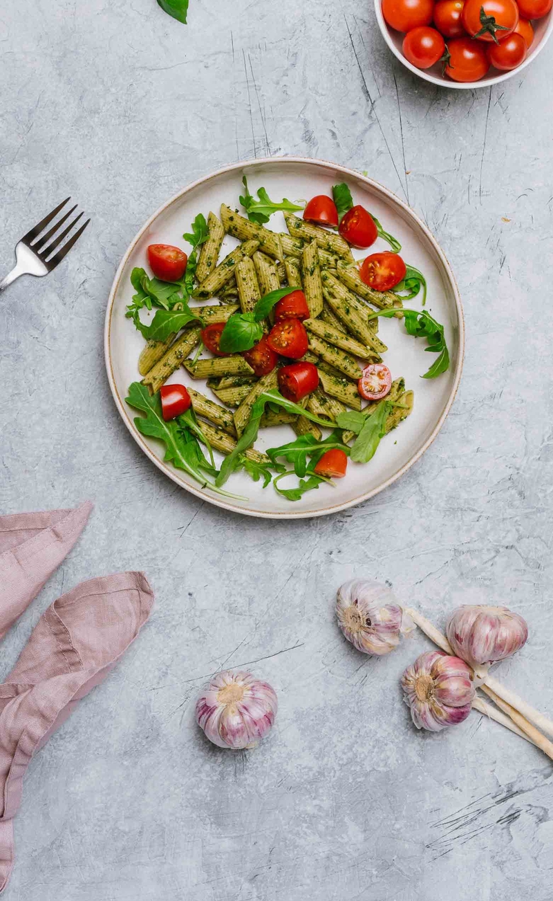 Makaron z pesto bazyliowym i pomidorkami