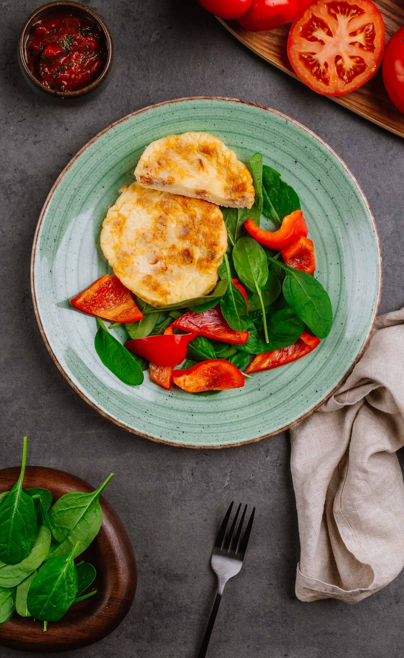 Mini frittata z chorizo i serem cheddar, salsa pomidorowa, świeże warzywa