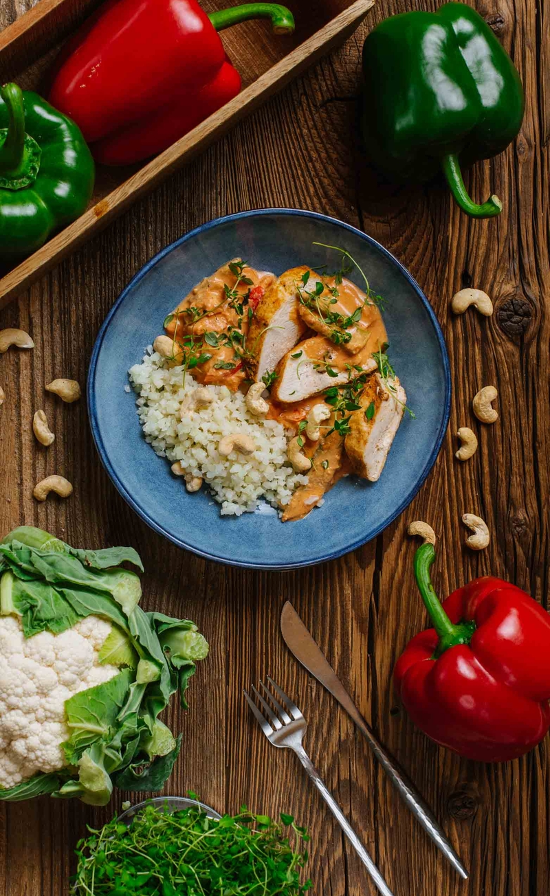 Keto dahl z kurczakiem, groszkiem cukrowym i papryką, ryż z kalafiora z nerkowcami