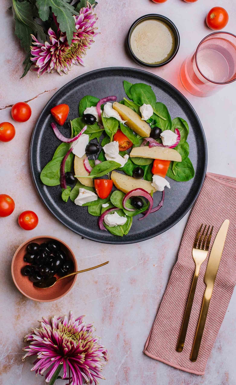 Sałatka grecka z ziemniakami pieczonymi, serem feta, cebulą, oliwkami, sos winegret