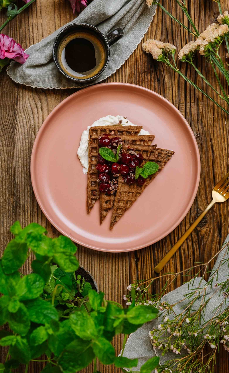 Czekoladowe keto gofry z dodatkiem sera, kremowe mascarpone, karmelizowane wiśnie