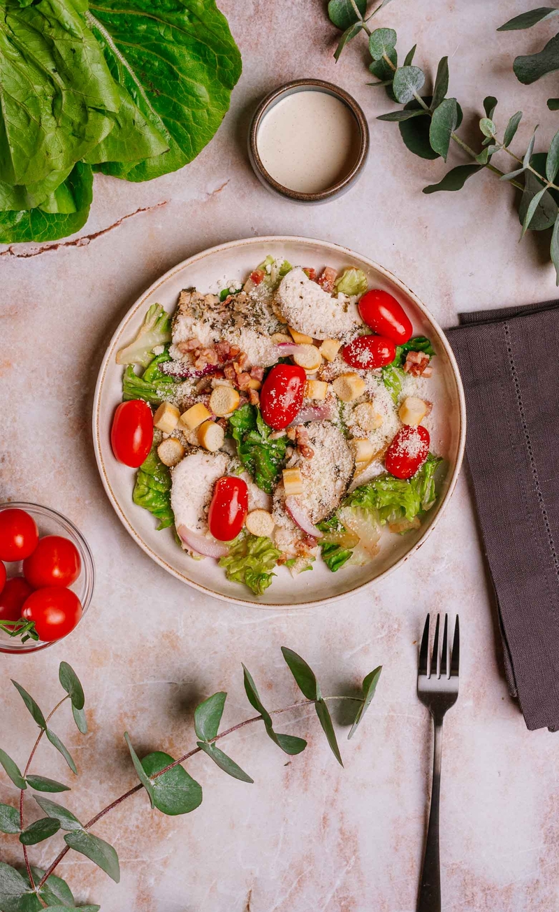 Sałatka a'la Ceasar z kurczakiem, boczkiem, parmezanem i sałatą rzymską, sos z anchois, grzanki