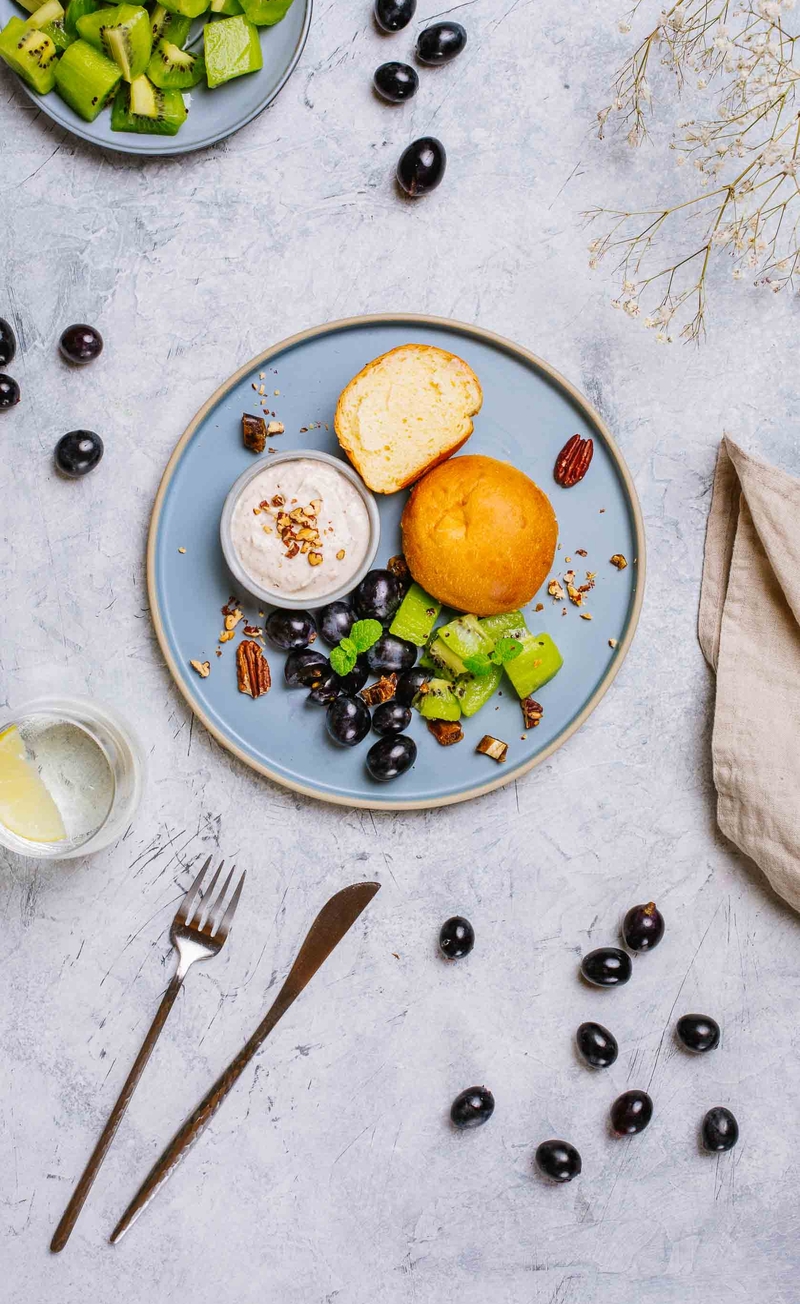 Drożdżowy brioche z twarożkowym kremem z orzechów laskowych i syropu klonowego, winogrona, kiwi
