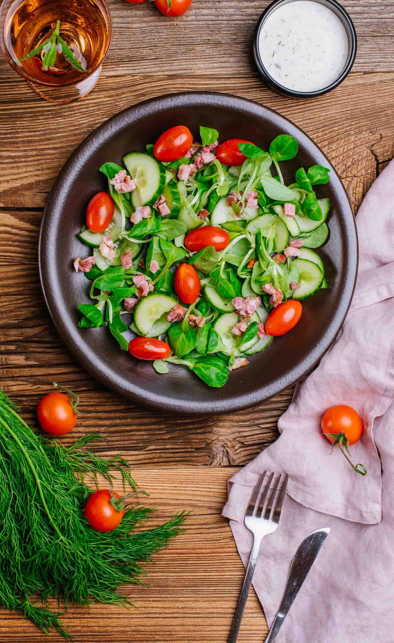 Keto sałatka z pieczonym boczkiem, roszponką i pomidorkami, koperkowy majonez