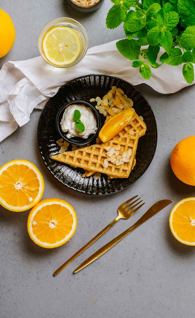 Keto gofry z kremem mascarpone, cząstki pomarańczy