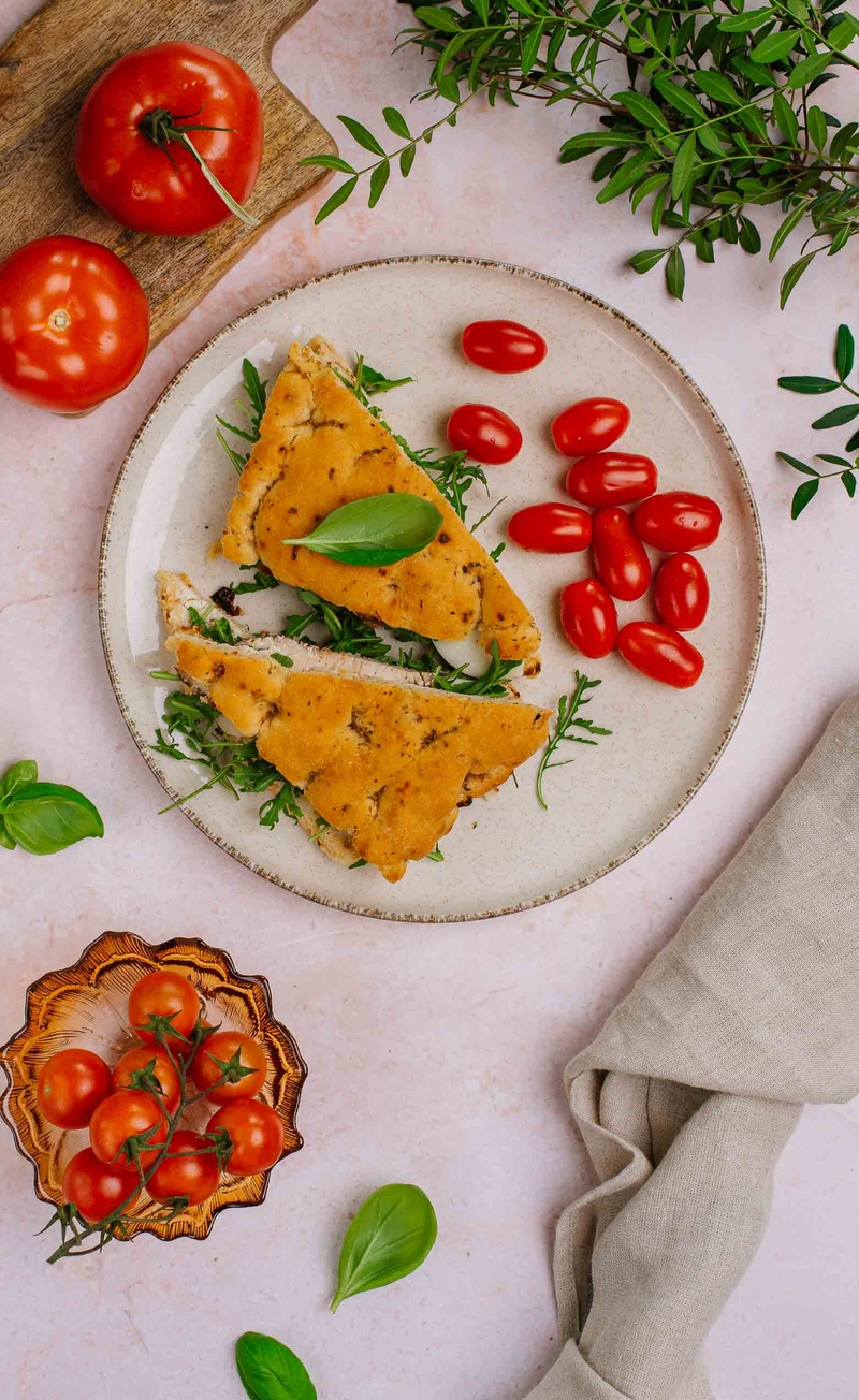 Focaccia sandwich z indykiem, serem provolone i świeża rukolą, pomidorki daktylowe