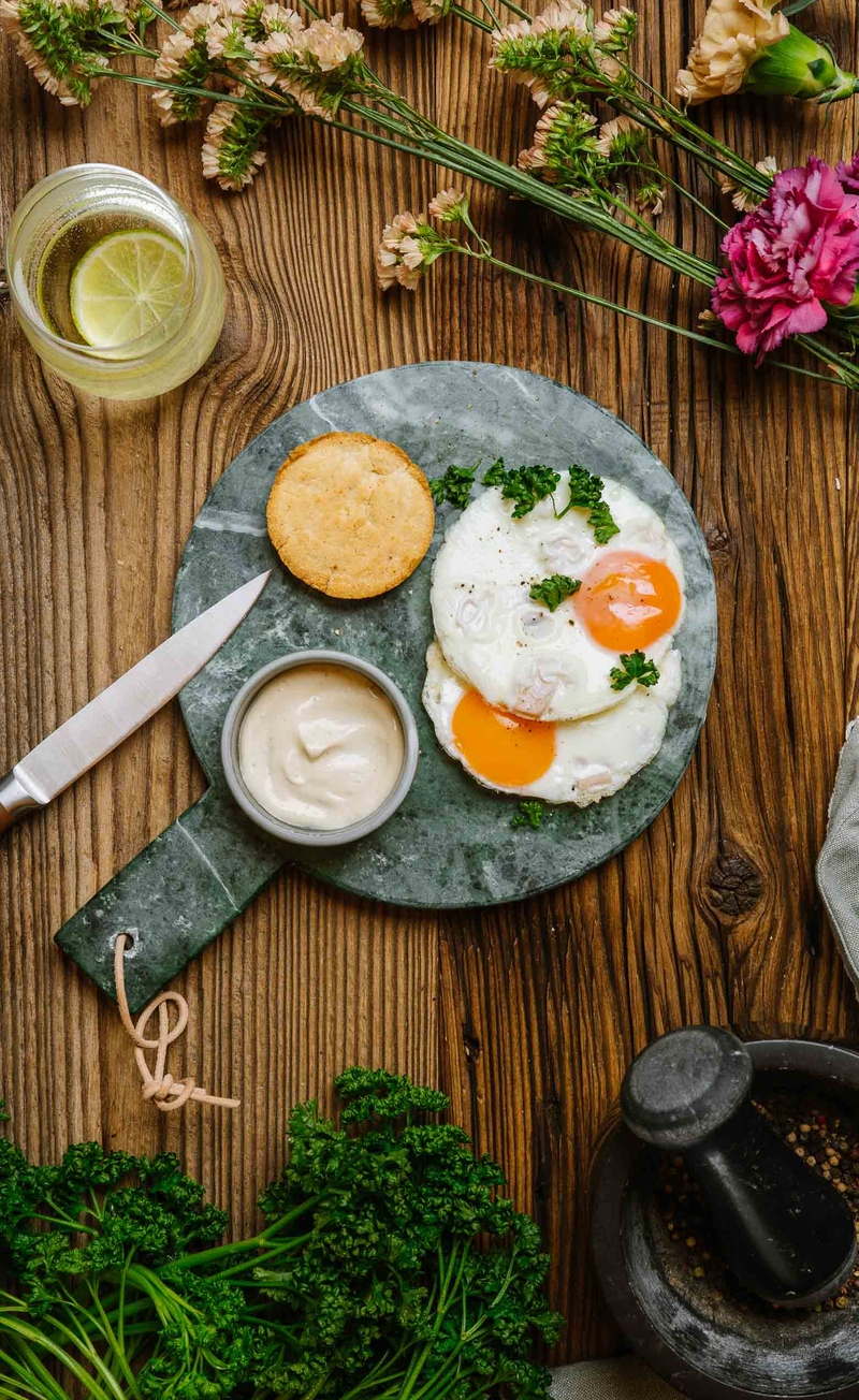 Keto english muffins, jaja sadzone z szynką z indyka, sos holenderski