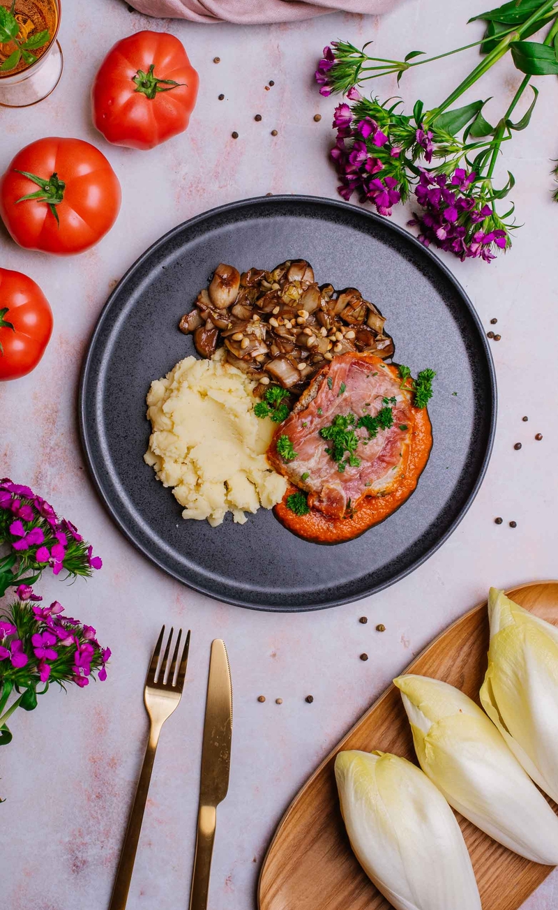 Cielęca saltimbocca alla Romana z prosciutto crudo, sos pomidorowy, maślane puree ziemniaczane, cykoria pieczona w balsamico z orzeszkami pinii