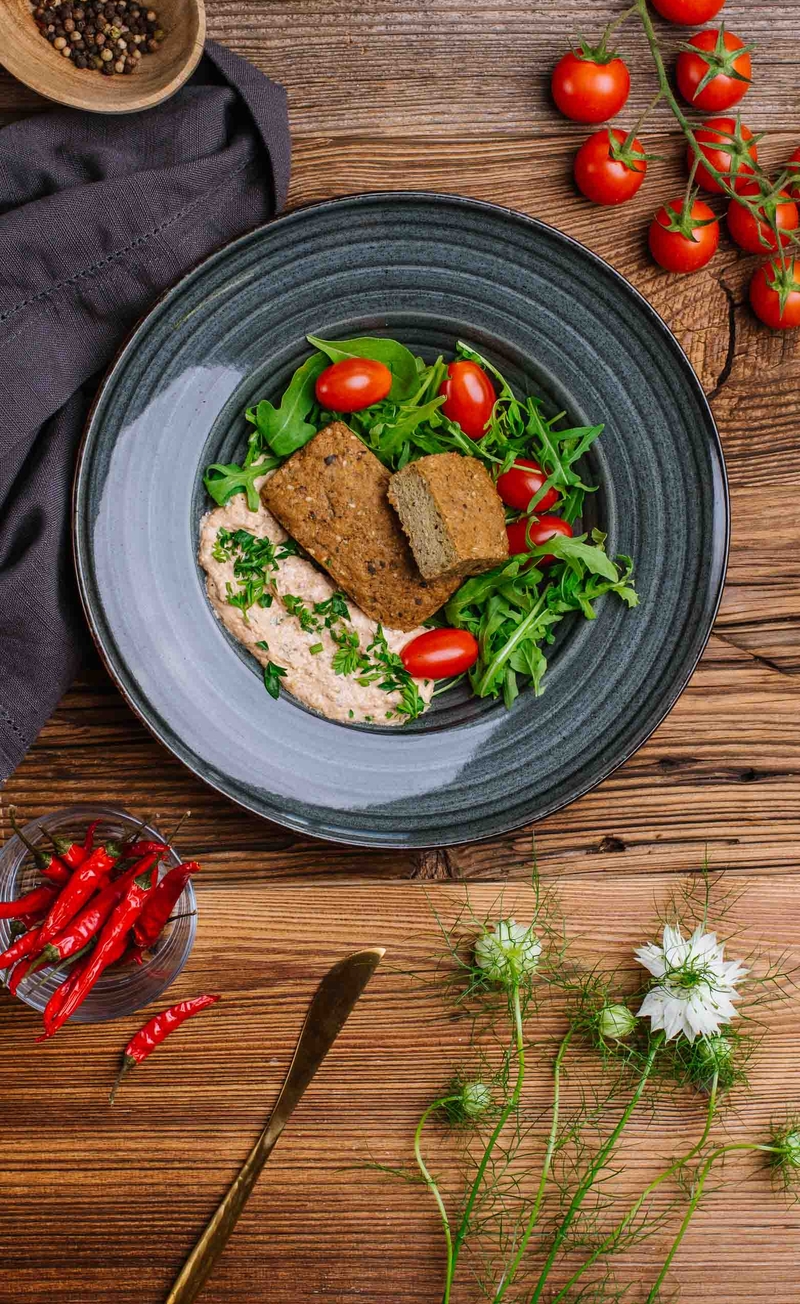 Prowansalska pasta z kurczaka, keto chlebek, świeże warzywa