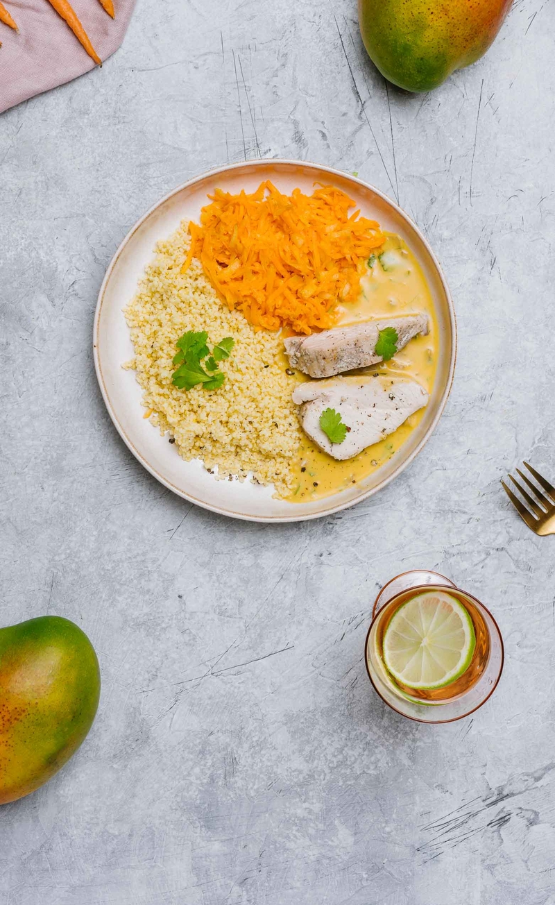 Indyk w sosie chilli-mango, kasza jaglana, surówka marchewkowa