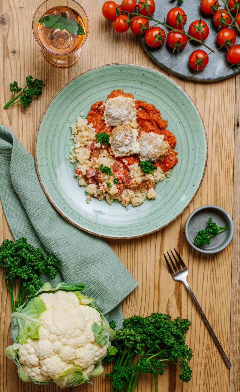 Drobiowe keto klopsiki nadziewane serem, sos pomidorowy, kalafiorowe risotto z boczkiem