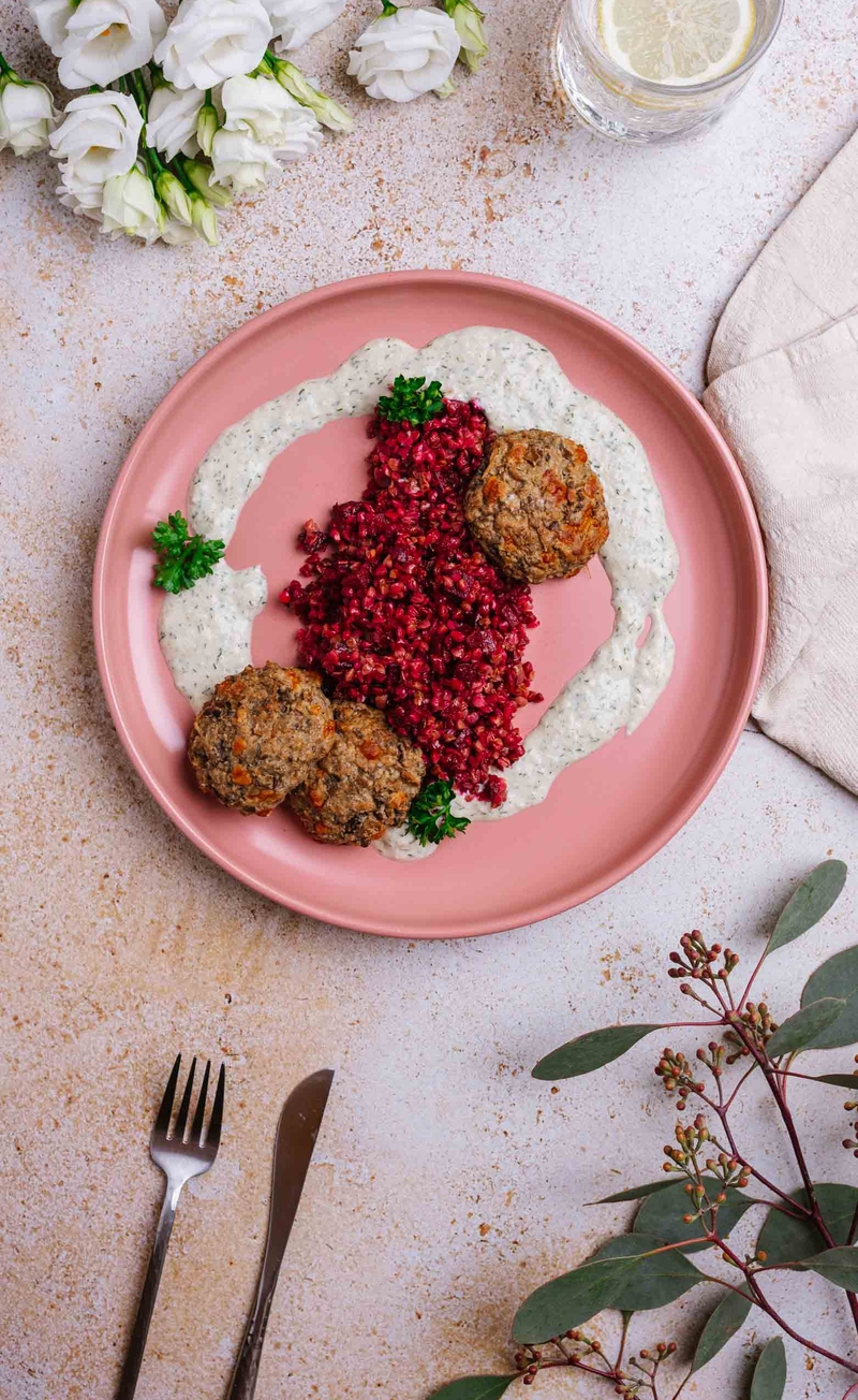 Grzybowe kotleciki w sosie koperkowym, kaszotto z pieczonym burakiem