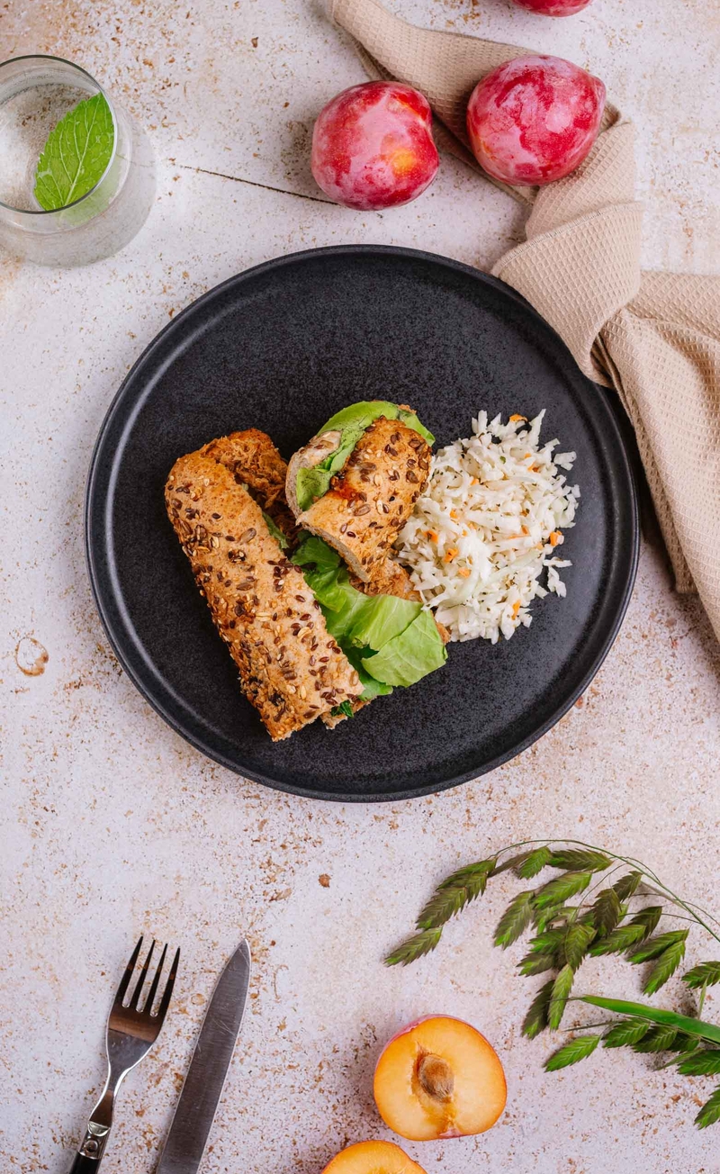 Bagietka graham z szarpaną wieprzowiną w sosie spicy BBQ bez cukru, surówka colesław