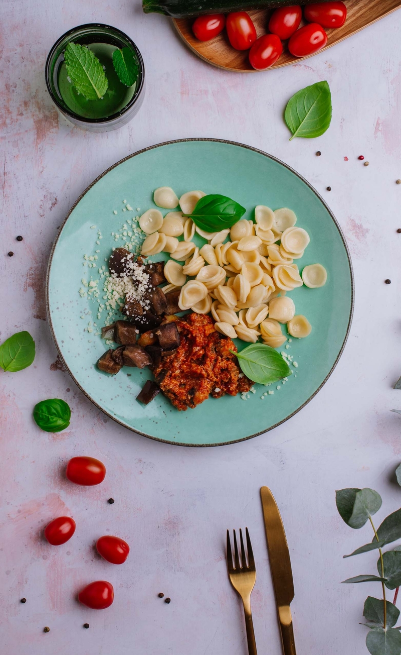 Pieczone warzywa w sosie puttanesca, makaron orecchiette