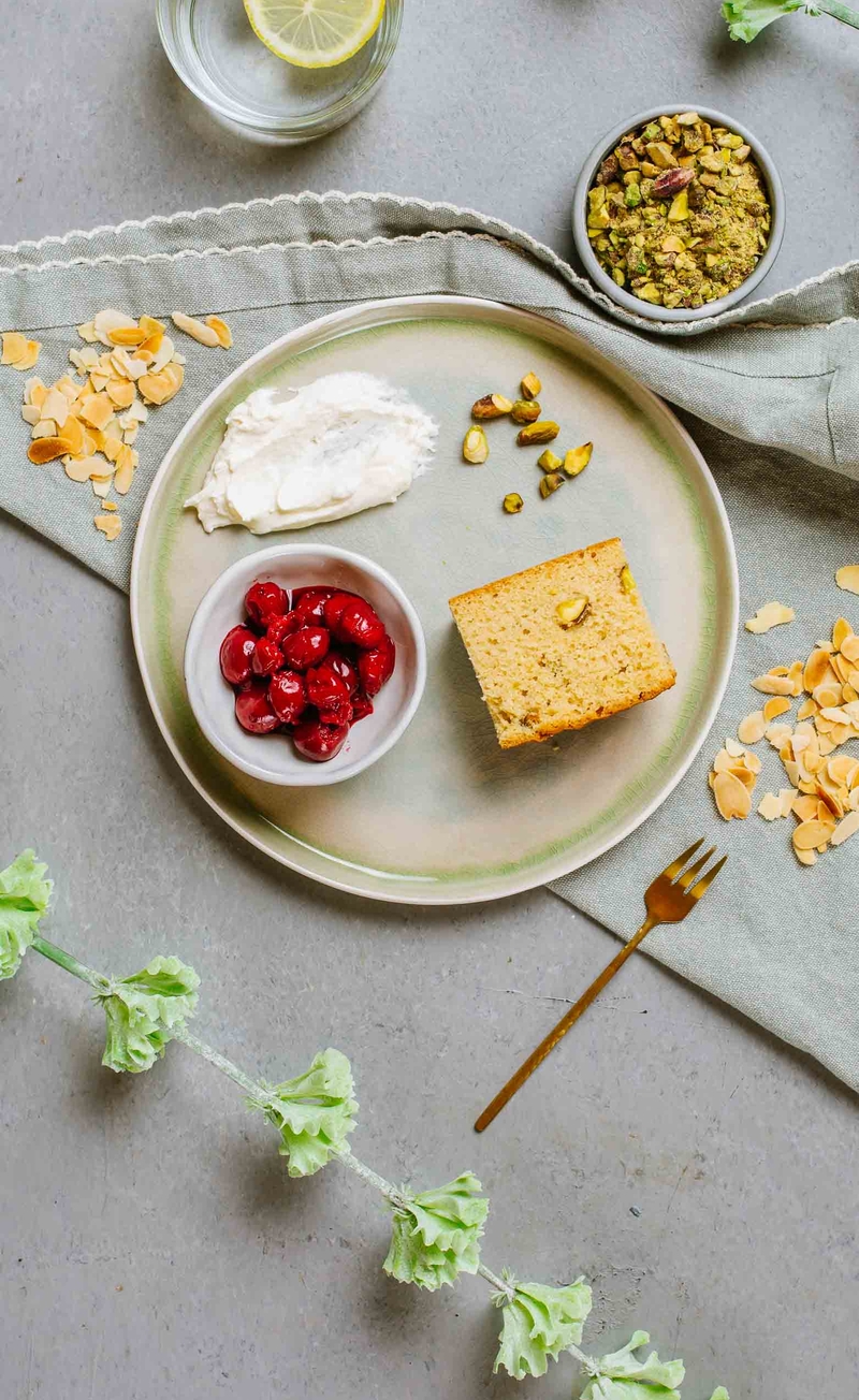 Keto placek migdałowy z pistacjami, krem z mascarpone, karmelizowane wiśnie