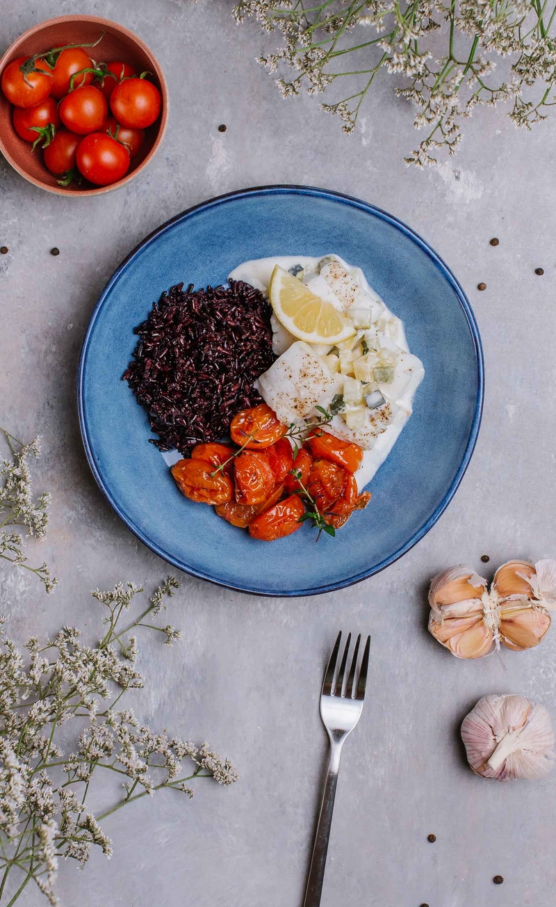 Filet halibuta w sosie z pieczonym czosnkiem i cukinią, czarny ryż, pieczone pomidorki
