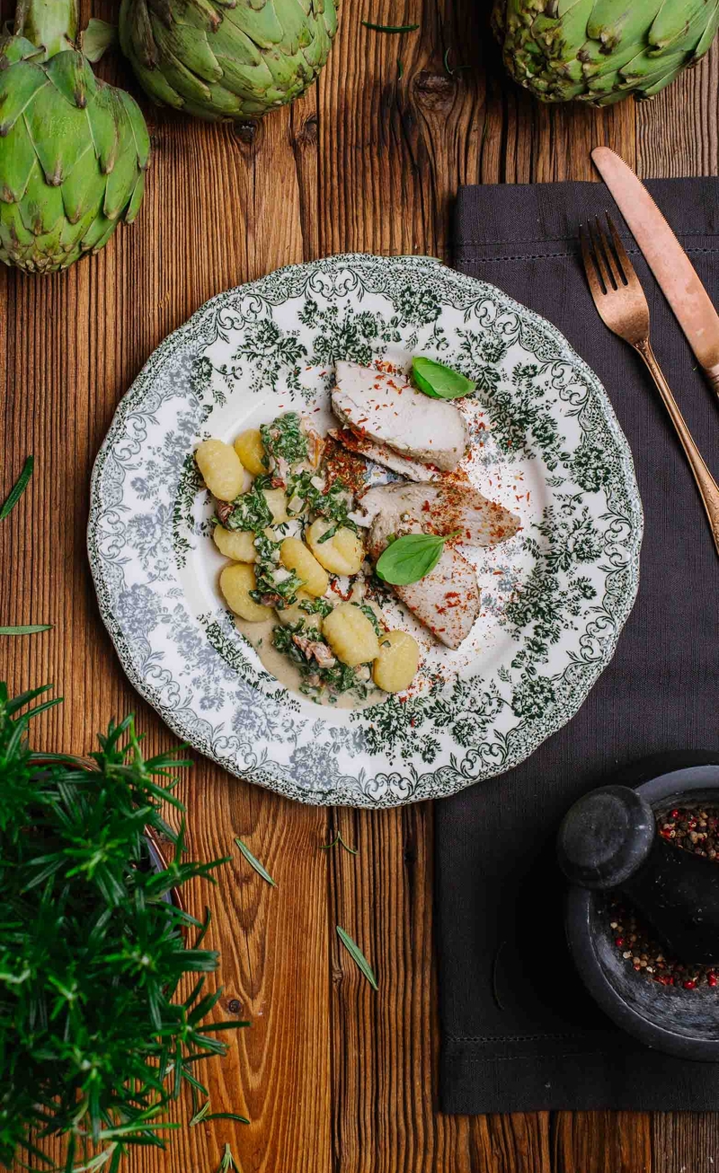 Pieczona pierś indyka marynowana z rozmarynie i czosnku, gnocchi w sosie z gorgonzolą, szpinakiem i suszonymi pomidorami