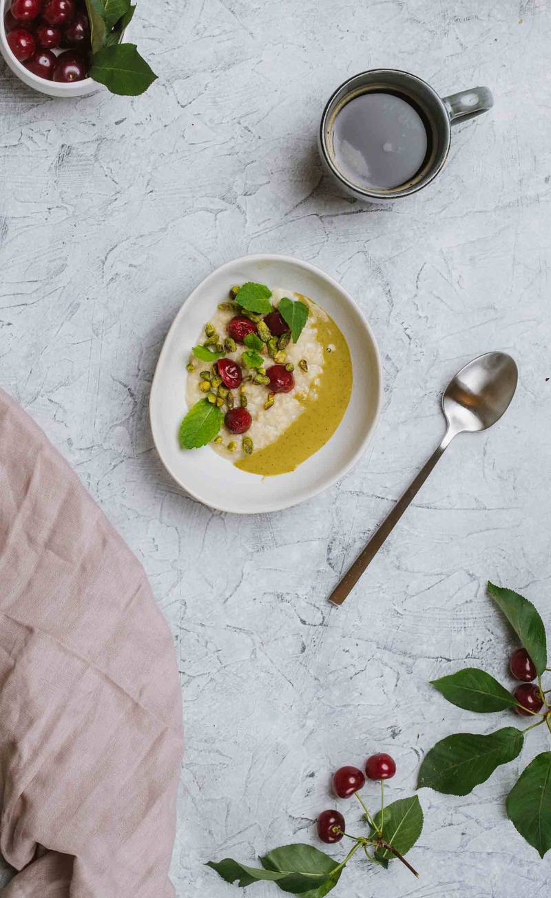 Migdałowa jaglanka z sosem pistacjowym i karmelizowanymi wiśniami