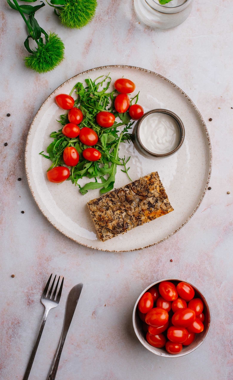 Keto cebularz, domowy ketchup, świeże warzywa