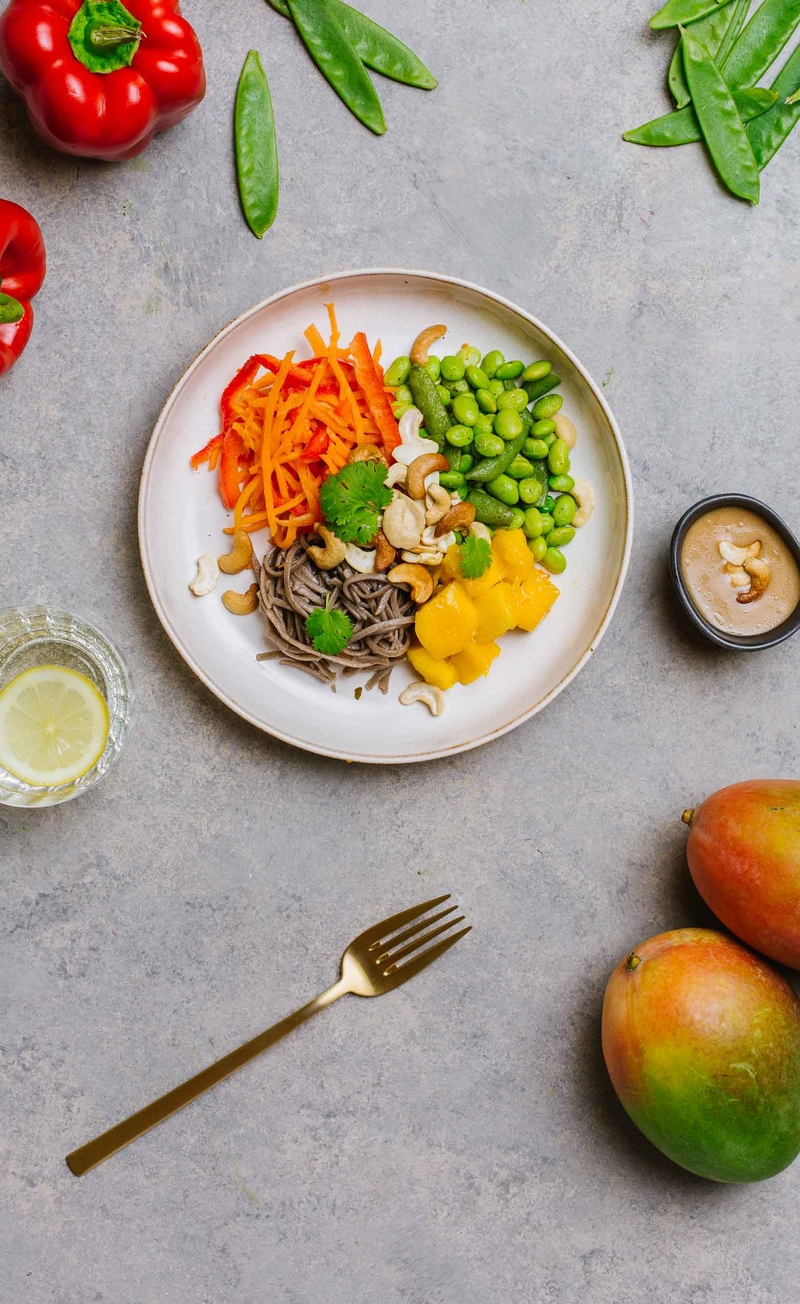 Sałatka z makaronem soba, groszkiem cukrowym i mango, dressing azjatycki