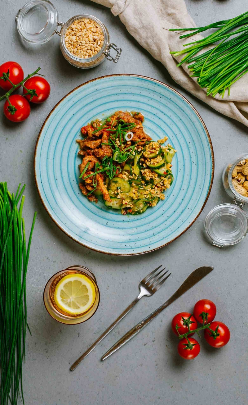Keto karkówka po koreańsku, pikantna surówka z ogórka z orzeszkami ziemnymi