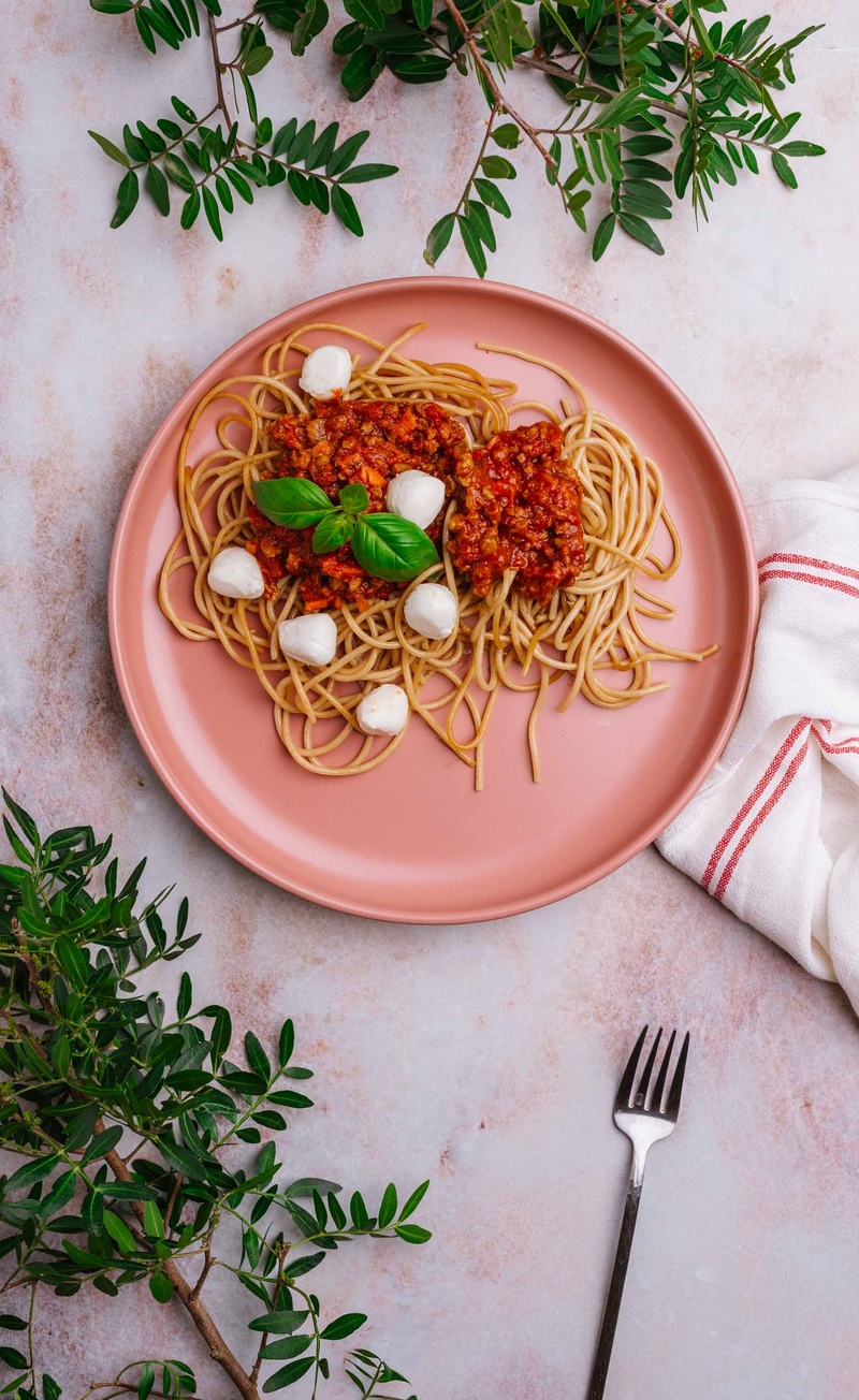 Wegetariańskie spaghetti bolognese z mozzarellą