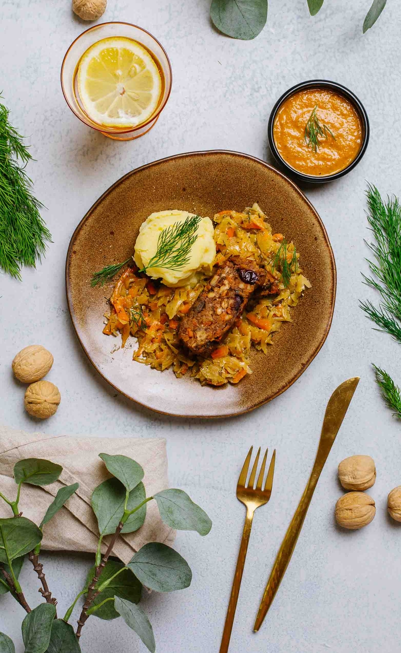 Wegańska pieczeń orzechowa, puree ziemniaczane, duszona kapusta z koperkiem
